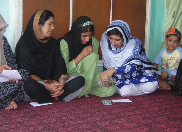 Donne afghane ricevono il microcredito