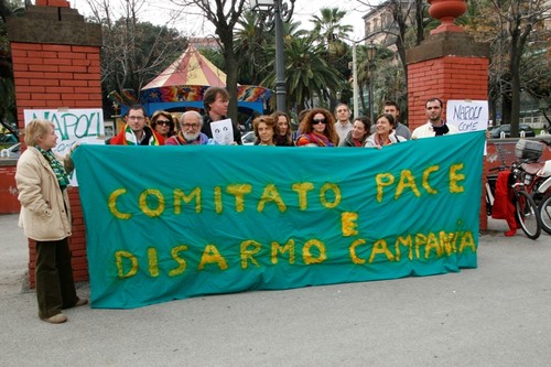 Foto di un gruppo di manifestanti del Comitato Pace, Disarmo e Smilitarizzazione del territorio - Campania, al Molo Acton, per manifestare contro la presenza della portaerei Truman nel golfo di Napoli