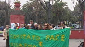 Foto di un gruppo di manifestanti del Comitato Pace, Disarmo e Smilitarizzazione del territorio - Campania, al Molo Acton