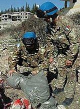 Soldati italiani in Libano sminano una cluster bomb
