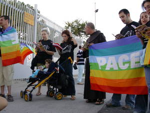 Francescani promuovono veglia di preghiera al cancello della nuova base navale di Taranto. E' il 29 ottobre 2004. La seconda da sinistra è una storica militante nonviolenta: Etta Ragusa, di Grottaglie. Ora guida i comitati sulle discariche