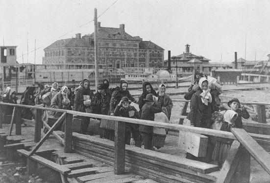 Una vecchia fotografia del 1902, quando eravamo noi i migranti.