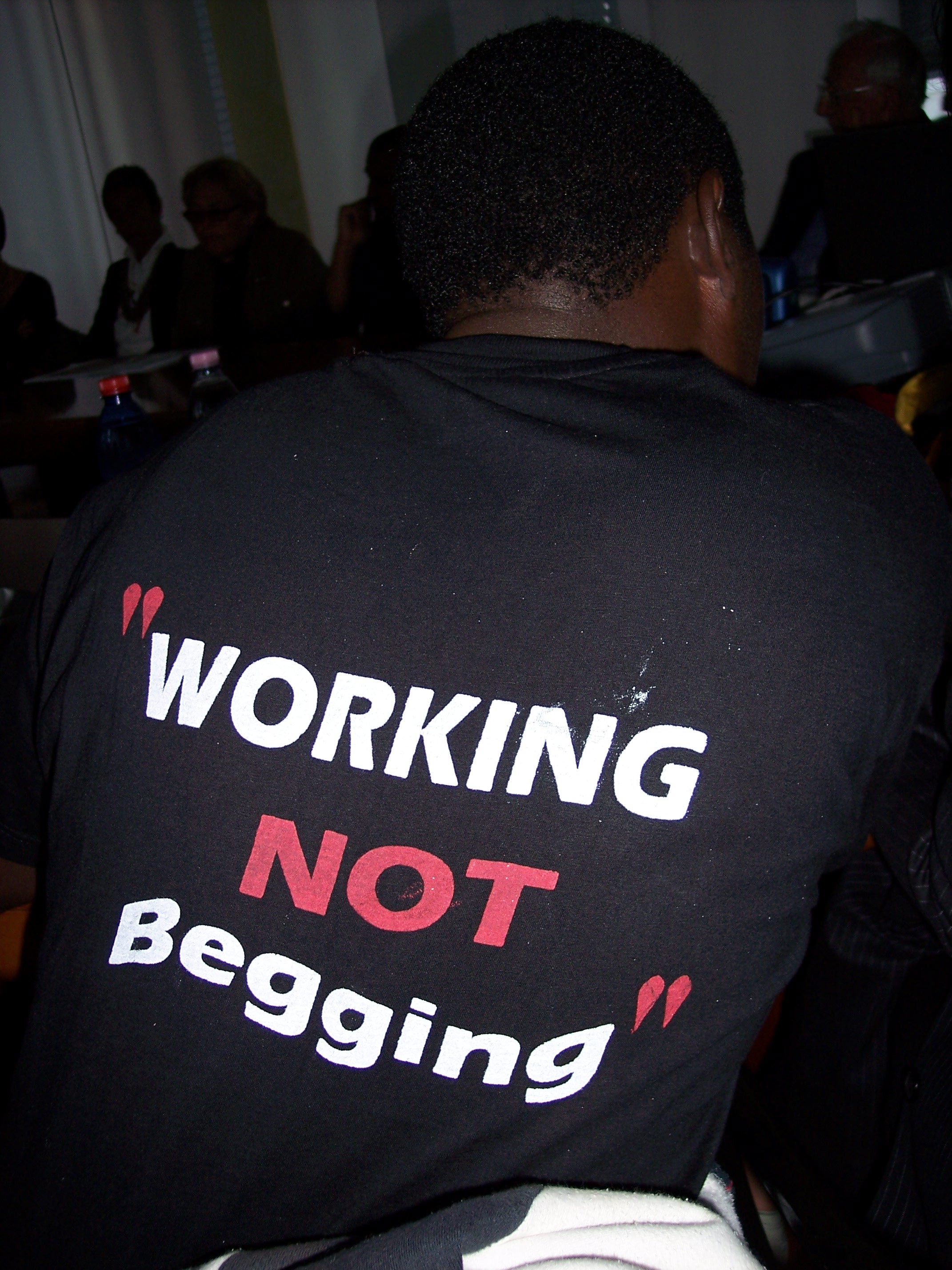 Working not begging è lo slogan di chi vende giornali per guadagnarsi da vivere negli slum di Nairobi [Kenya]. Ora la loro sopravvivenza è in pericolo