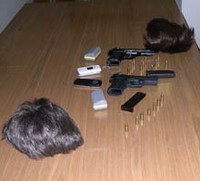 Tre persone sono state arrestate per porto abusivo di armi e munizioni