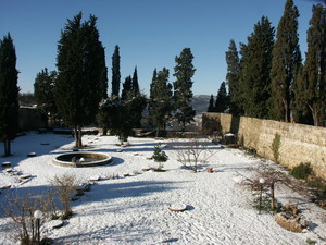 Il giardino pensile della Casa imbiancato dalla neve