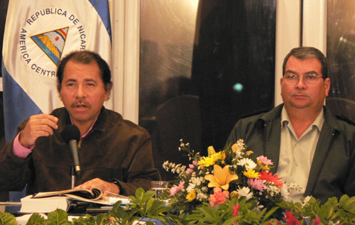 Daniel Ortega con il capo dell'Esercito Omar Halleslevens (© Foto G. Trucchi)