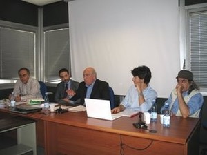Francesco Sorrentino (al centro) e il Comitato contro il rigassificatore di Taranto 