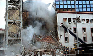 Il palazzo della televisione serba RTS a Belgrado, distrutto dalle bombe il 23 aprile 1999. Al suo interno c'erano sedici persone.