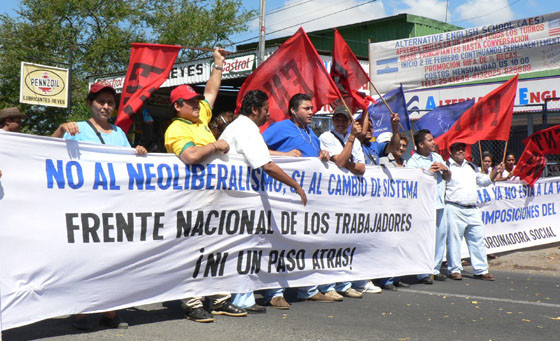 Membri di ANDEN e FETSALUD bloccano il traffico a Managua (© Foto G. Trucchi)  