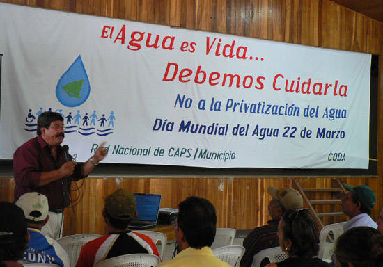 Antonio Ruíz della Fundación del Río durante l'attività a Jinotega (© Foto G. Trucchi)