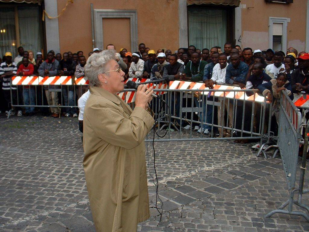 Maria Pia Garavaglia (vicesindaco di Roma) e gli immigrati, davanti a Montecitorio
