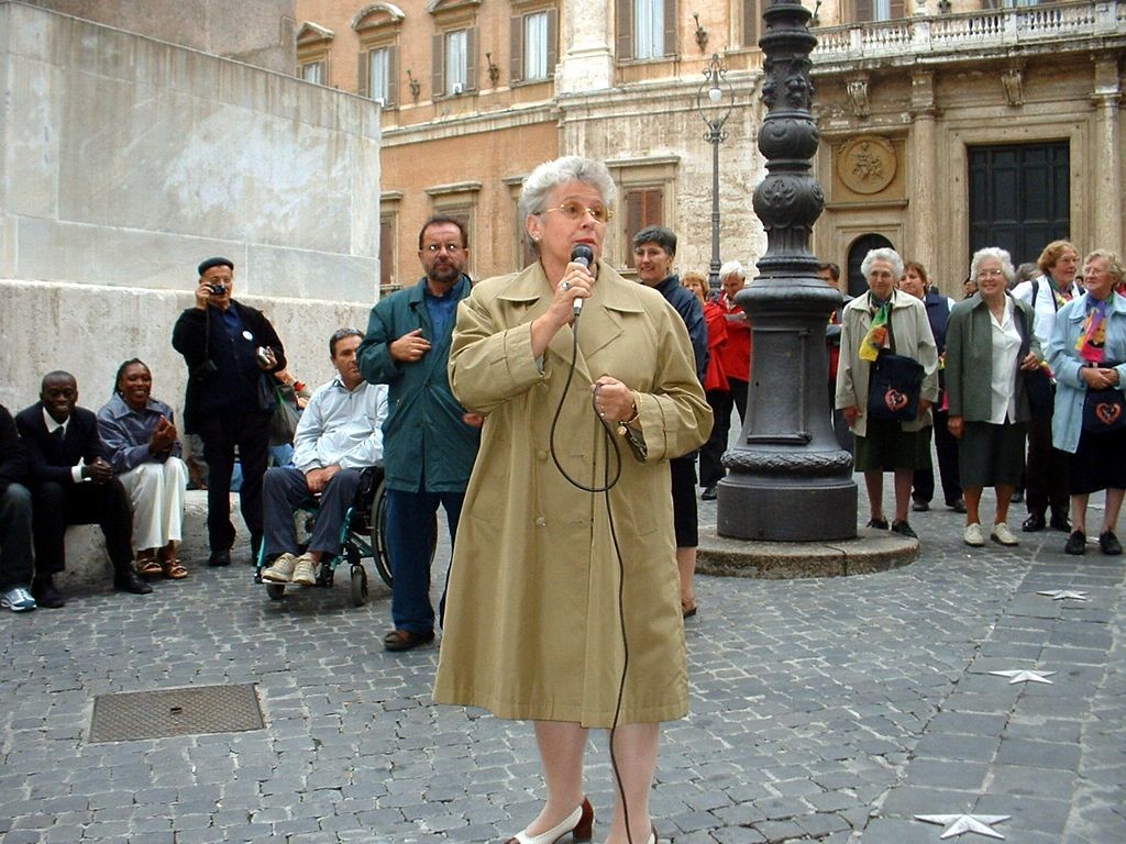 Maria Pia Garavaglia (vicesindaco di Roma), Padre Giorgio e gli immigrati, davanti a Montecitorio