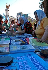 Vendendo libri e souvenir dell'Associazione Madres de la Plaza de Mayo