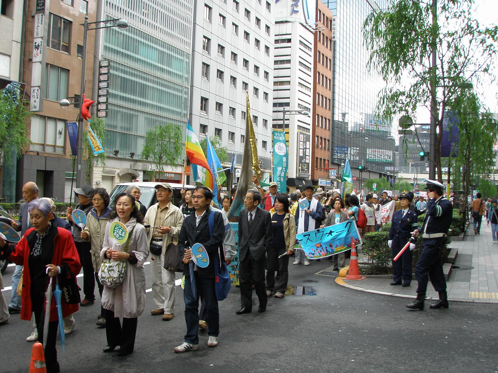 Marcia per la pace a Ginza, quartiere di Tokyo, in difesa dell'articolo 9 della Costituzione giapponese