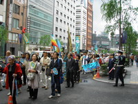 peace walk attraversa il quartiere Ginza a Tokyo