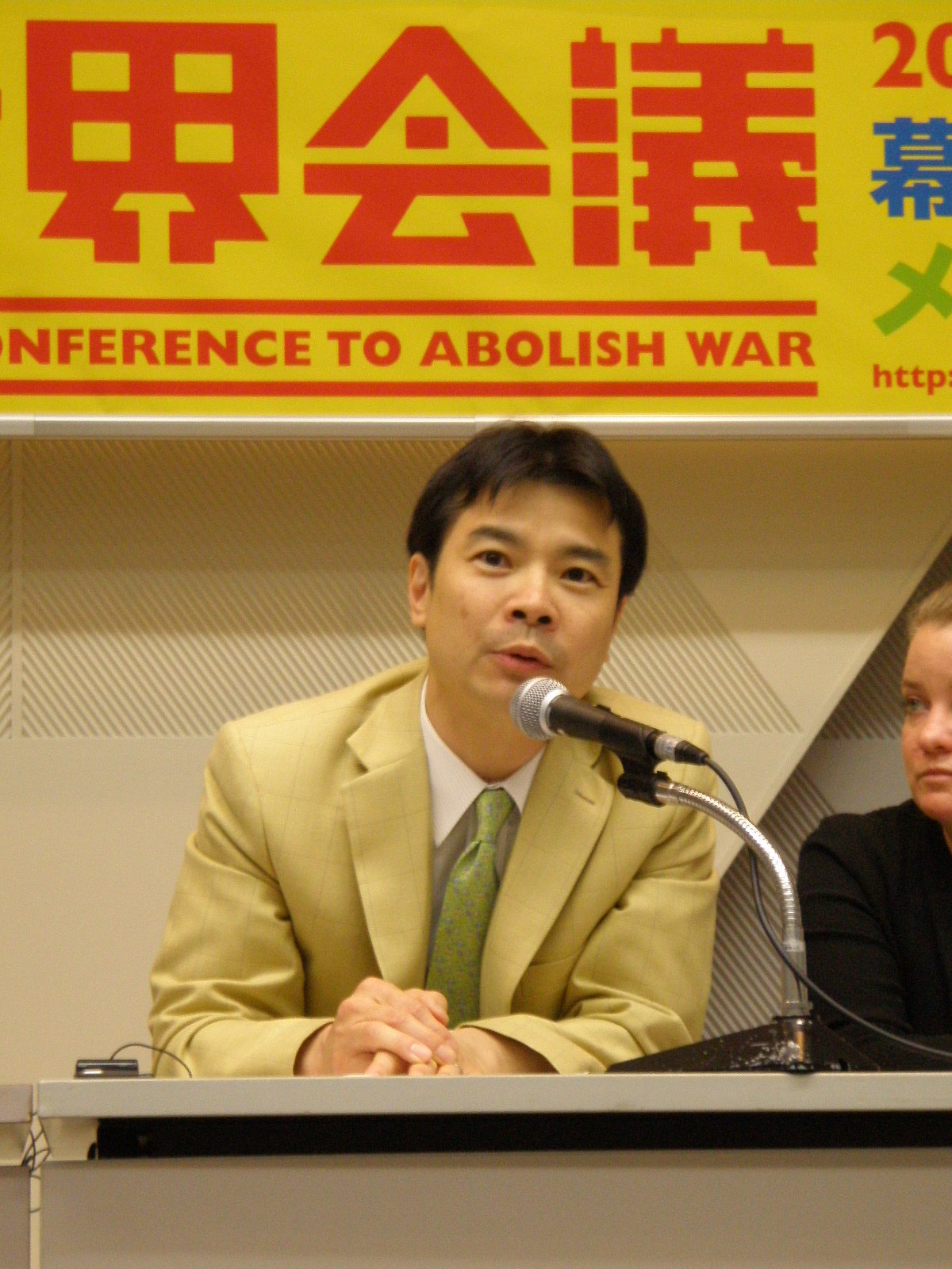 Tatsuya Yoshioka di Peace Boat alla conferenza stampa