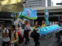Peace Walk avanza nel cuore di Tokyo