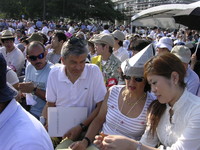 alla cerimonia di commemorazione i partecipanti sono invitati a fare un gru di origami, un simbolo della pace e della conciliazione in Giappone