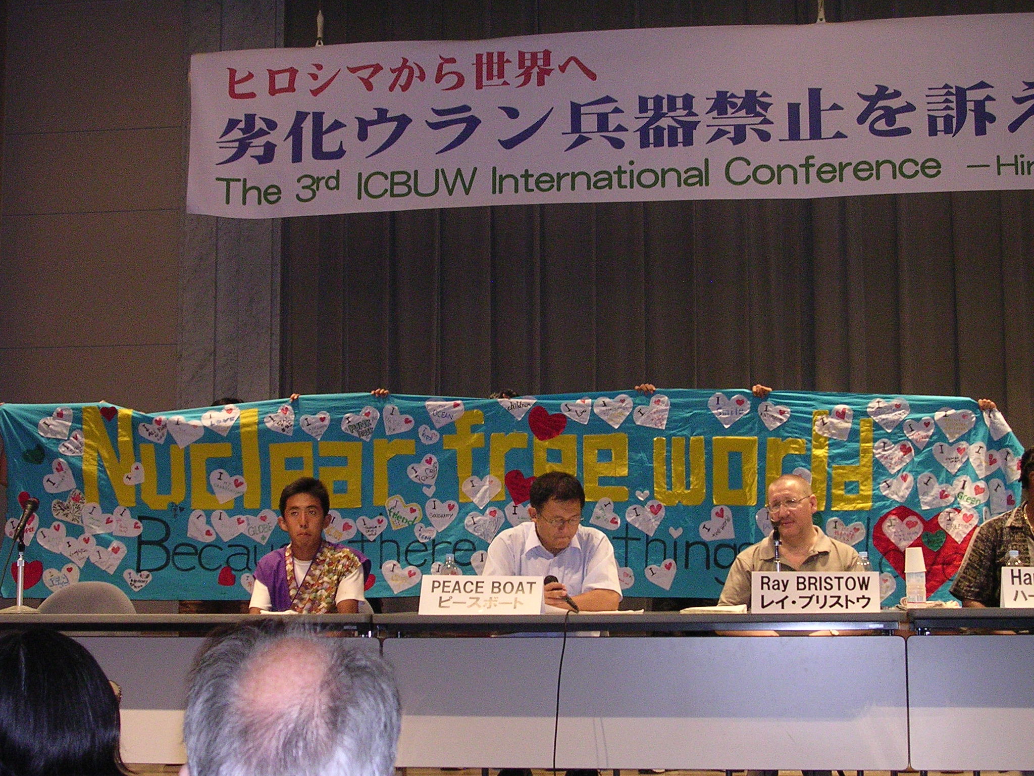 alcuni rappresentanti della marcia per la pace partita da Kobe per Hiroshima organizzata dall'Ong giapponese "Peace Boat"