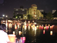la sera del 6 agosto si prega per tutte le vittime delle armi nucleari posando lanterne sul fiume vicino a "Genbaku Dome"