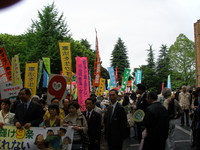 Dopo una conferenza si parte con un corteo che attraverserà Ginza, nel cuore di Tokyo