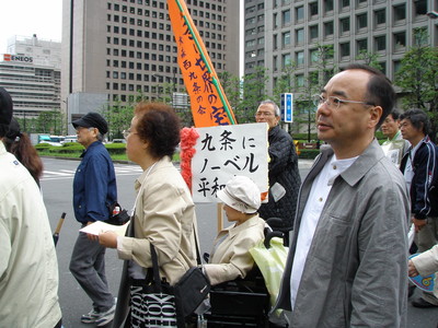 con un cartello: "Un premio nobel per la pace all'articolo 9 della Costituzione"