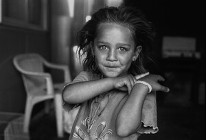 Gli scatti di Maurizio Cimino ritraggono Vesna, una bambina Rom che ha vissuto nel campo nomadi di Secondigliano, alla periferia di Napoli, e il suo mondo.