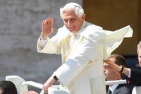 Papa Benedetto XVI: le spese militari sottraggono risorse ai paesi poveri
