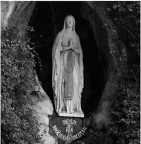 Statua della Madonna all'ingresso della grotta di Lourdes
