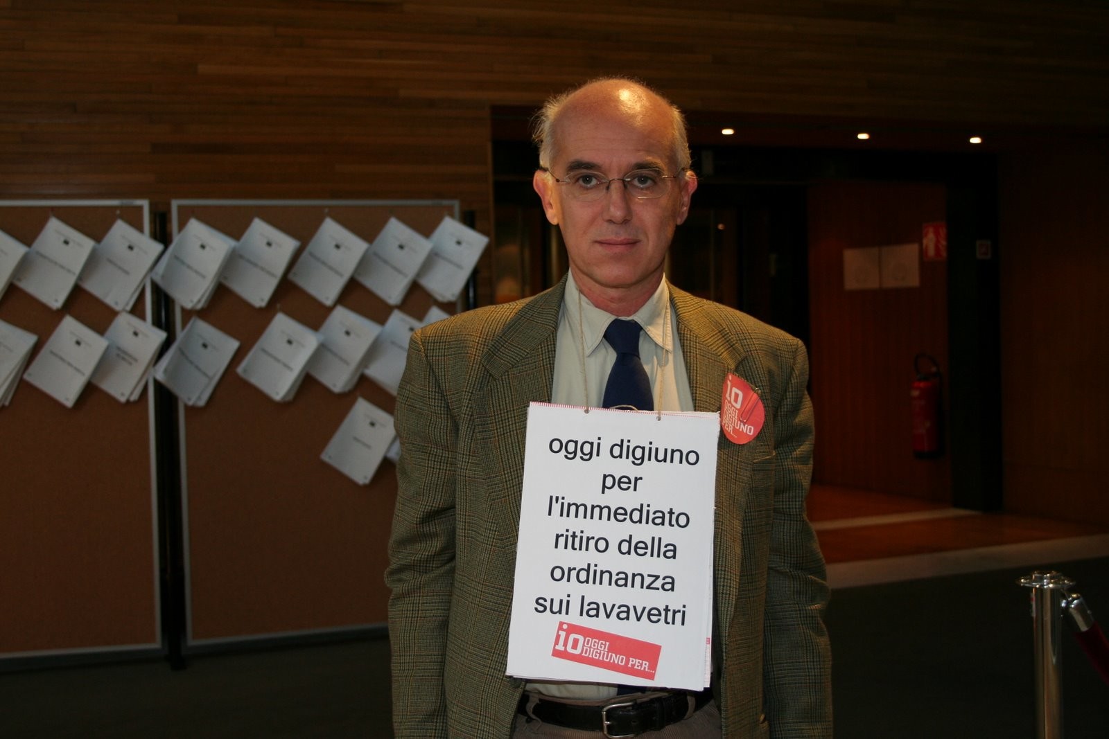 Vittorio Agnoletto al parlamento europeo durante lo sciopero della fame a staffetta organizzato per protestare contor le ordinanze fiorentine sui lavavetri