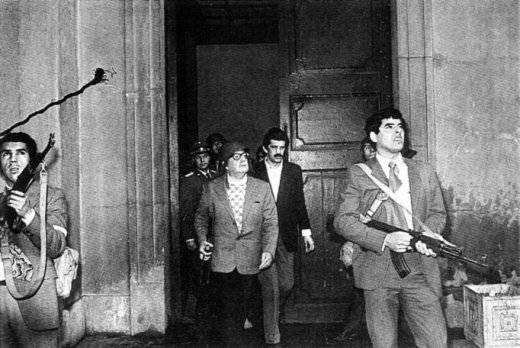 Salvador Allende difende con le armi il palazzo de la Moneda          