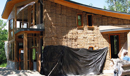 Casa di paglia in costruzione