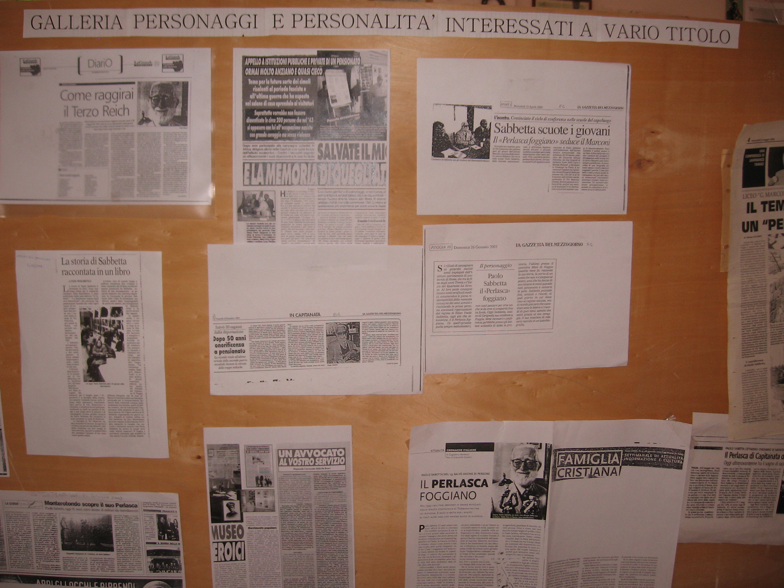 Pannello con alcuni articoli di testate giornalistiche che hanno scritto della vicenda di Tor Mancina appoggiando l’artefice e promotore Paolo Sabbetta.