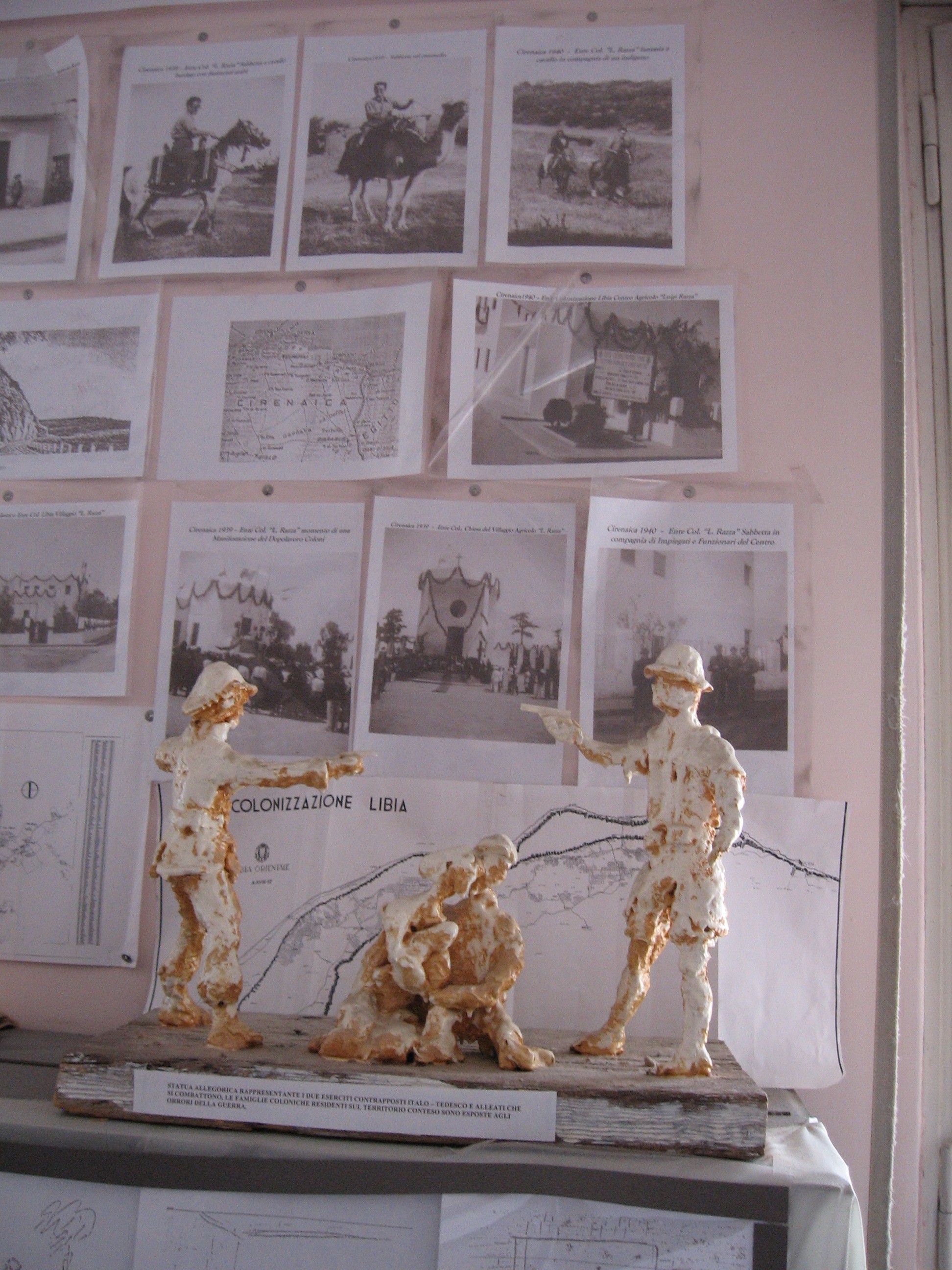 Statua allegorica di Paolo Sabbetta che rappresenta i due eserciti contrapposti italo-tedeschi e alleati che si combattono. Le famiglie coloniche residenti sul territorio sono esposte agli orrori della guerra.