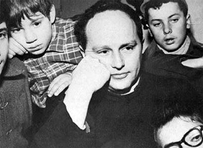 don Lorenzo Milani con i suoi ragazzi a Barbiana.