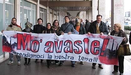 Cittadini di Taranto manifestano a sostegno della legge regionale antidiossina il 16 dicembre 2008 a Bari. Nello striscione c'è scritto "Adesso basta" (Mo' avaste)