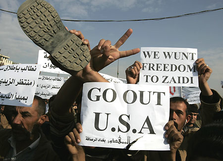 Iracheni protestano contro l'occupazione Usa mostrando uno scarpone