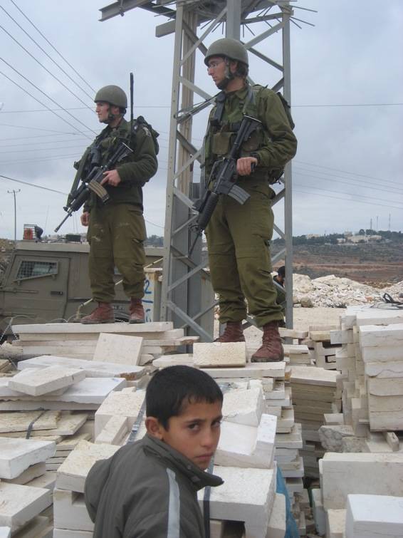 Betlemme - Bambino palestinese e soldato israeliano durante una  manifestazione pacifica