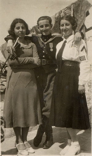 Paolo Sabbetta  con le sorelle Lia e Rosetta in divisa fascista (1° adolescenza fascista)