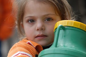 Una bambina attende il suo turno per rifornirsi d'acqua. Altrainformazione dalla Palestina - Clicca per entrare nell'area dedicata alla guerra in corso a Gaza