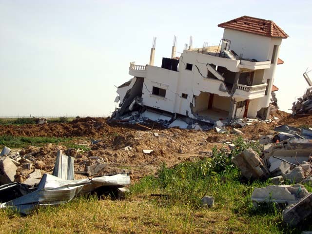 Casa distrutta dai buldozer israeliani a Rafah, sud della Striscia di Gaza