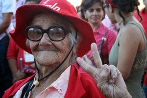 Nuove e vecchie generazioni celebrano la vittoria (Foto AFP)