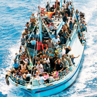 Un barcone carico di aspiranti all'immigrazione