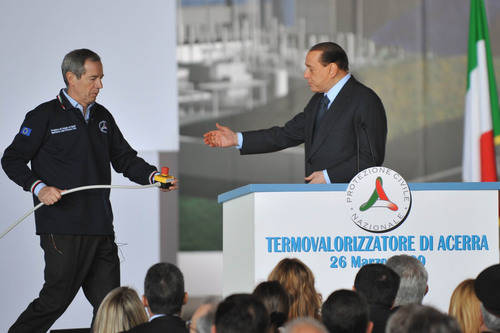 Berlusconi inaugura con Bertolaso l'inceneritore di Acerra