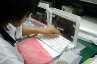 Operai cinesi in semischiavitù per produrre tastiere per PC