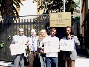 Ingresso dell’Ufficio del Giudice di Pace di Roma – Sezioni Penali, 15 aprile 2009 Al centro, Dania Avallone insieme all’avvocato Nicola Vetrano (alla sua destra) e a tre testimoni