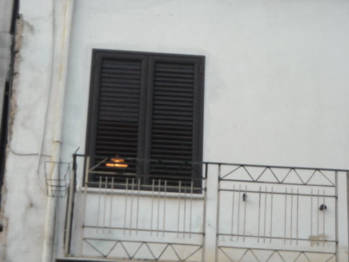 finestra chiusa nella via principale di Cinisi