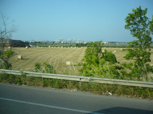 Rotoballe di fieno a Taranto, nei pressi della zona industriale