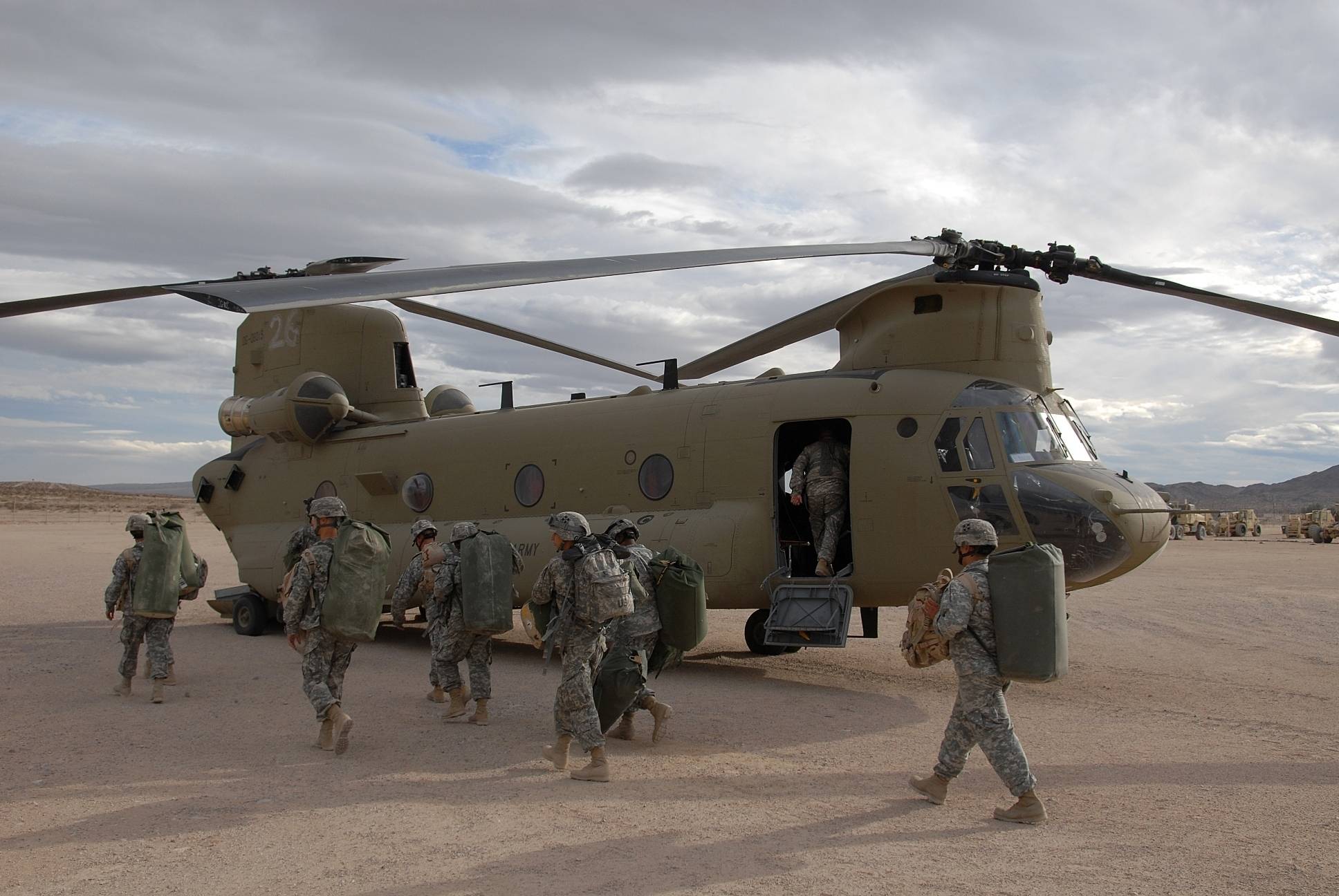 Alcuni soldati si preparano a salire a bordo di un CH-47 Chinook modello Fox al National Training Center, Fort Irwin, California, (11 novembre 2008). I soldati sono dalla IV Divisione di Fanteria, durante il loro pre-addestramento a NTC.