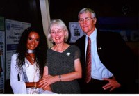 Agnese con i genitori di Rachel Corrie. E' l'11 settembre 2003. E' il giorno dell'inaugurazione del “Centro per la Pace e la Nonviolenza di Ovada (Alessandria), dedicato a Rachel Corrie”.Ovada(Alessandria). A Cindy e Crag Corrie viene consegnato il CD con